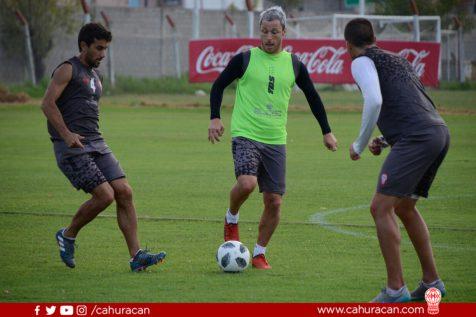 Entrenamiento de fútbol formal en el Campo de Deportes