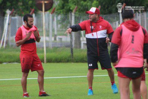 Práctica matutina de fútbol en espacios reducidos