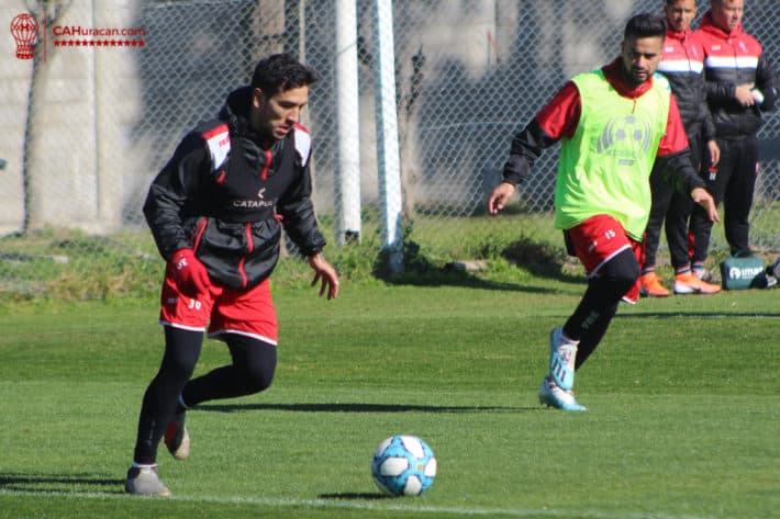 Fútbol formal en el entrenamiento matutino