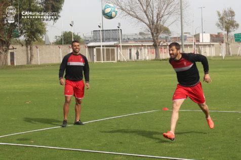 Ejercicios de fútbol-tenis en la práctica matutina