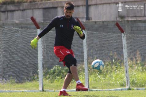 Trabajos de pelota parada en el entrenamiento matutino