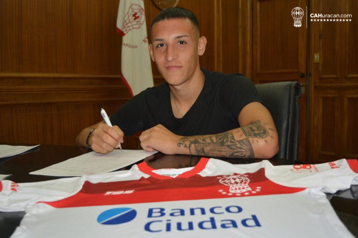 Santiago Luján firmó su primer contrato