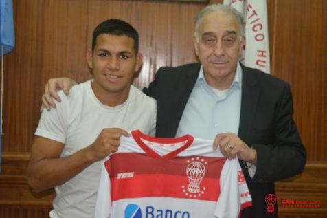 Iván Tierno firmó su primer contrato