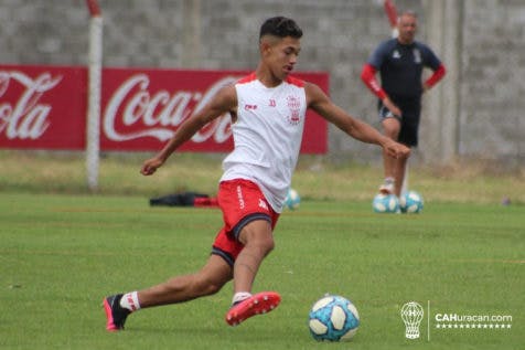 Huracán entrenó bajo la lluvia