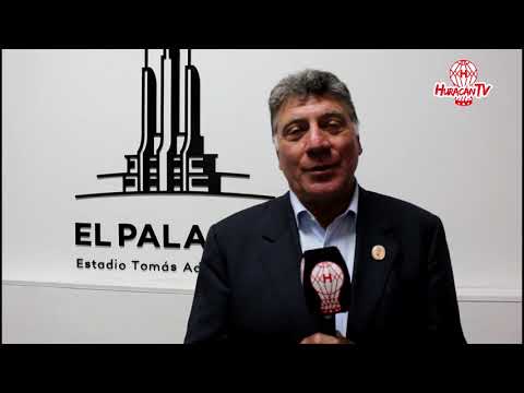 Miguel Brindisi saluda a los hinchas del Globo