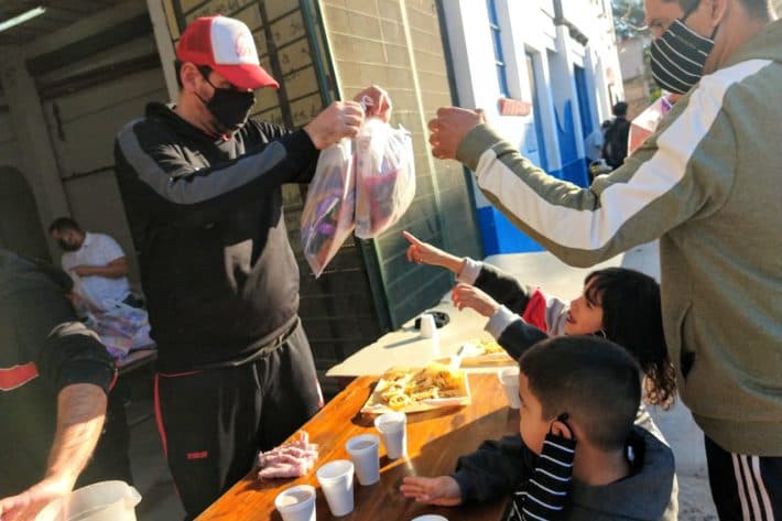 Huracán colaboró con el barrio 21/24