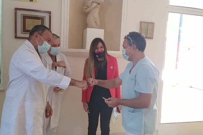 La Maternidad Sardá colocó la plaqueta que le entregó el Club