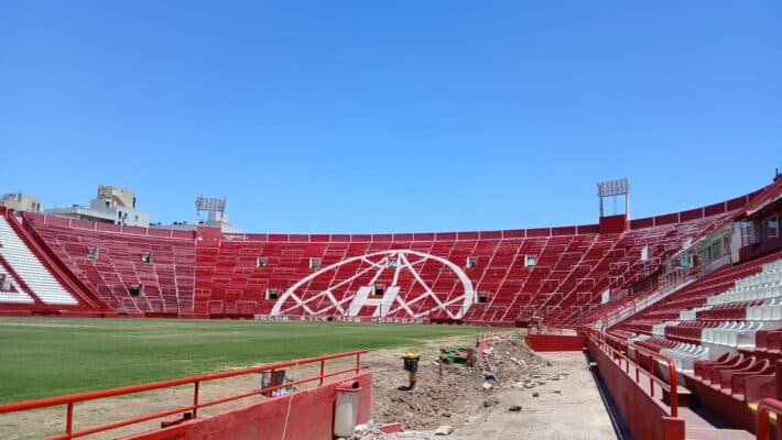 Los bancos de suplentes del Tomás A. Ducó cambiarán de lugar